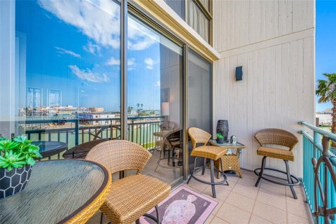 Condo in Treasure Island, Florida, 1 bedroom  № 1903065 - photo 25