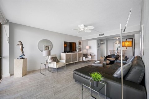 Condo in Treasure Island, Florida, 1 bedroom  № 1903065 - photo 8