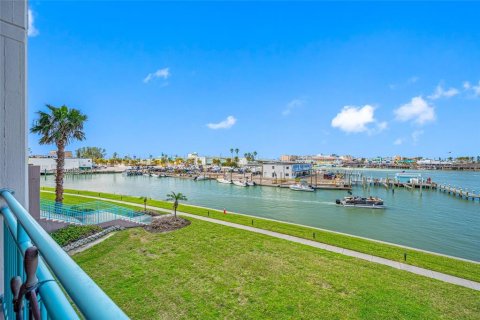 Condo in Treasure Island, Florida, 1 bedroom  № 1903065 - photo 26
