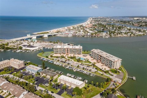 Condo in Treasure Island, Florida, 1 bedroom  № 1903065 - photo 29