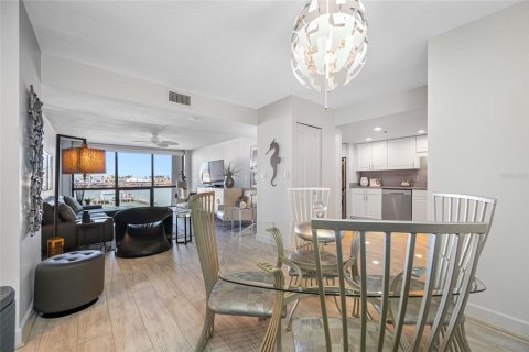 Condo in Treasure Island, Florida, 1 bedroom  № 1903065 - photo 17