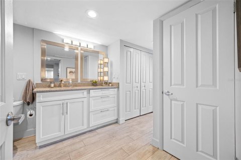 Condo in Treasure Island, Florida, 1 bedroom  № 1903065 - photo 24