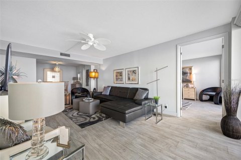 Condo in Treasure Island, Florida, 1 bedroom  № 1903065 - photo 9