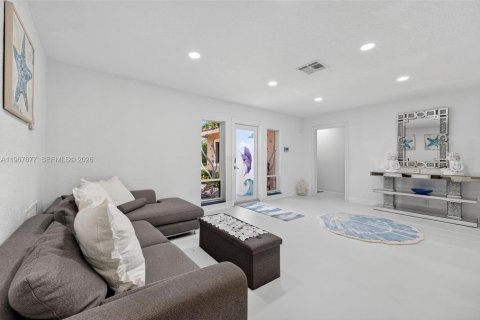 Снять в аренду виллу или дом в Помпано-Бич, Флорида 3 спальни, 258.83м2, № 2029514 - фото 20