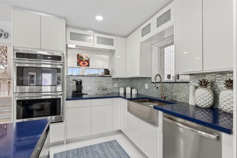 Снять в аренду виллу или дом в Помпано-Бич, Флорида 3 спальни, 258.83м2, № 2029514 - фото 13