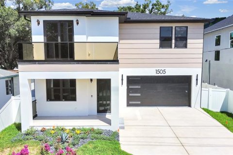 Casa en Tampa, Florida 5 dormitorios, 298.31 m2 № 2360938