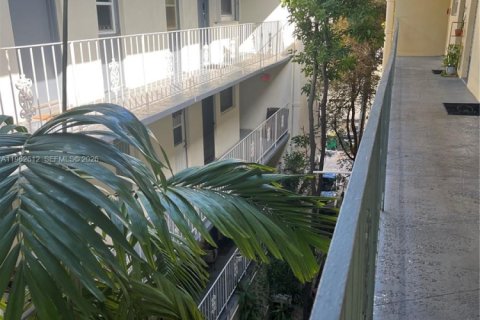 Condo in Miami Beach, Florida, 1 bedroom  № 2023791 - photo 2