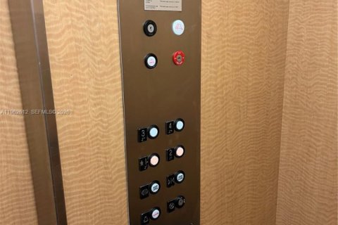 Condo in Miami Beach, Florida, 1 bedroom  № 2023791 - photo 19