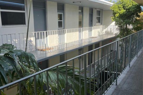 Condo in Miami Beach, Florida, 1 bedroom  № 2023791 - photo 17