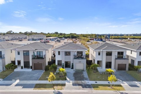 Casa en Florida City, Florida 5 dormitorios, 176.7 m2 № 2040827