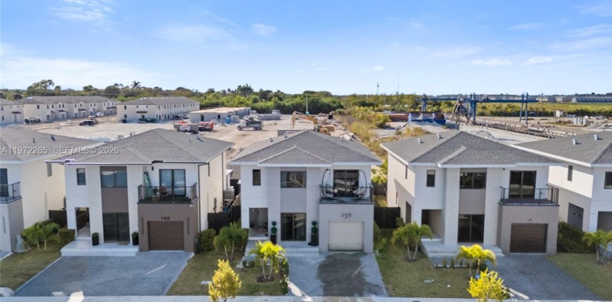 Casa en Florida City, Florida 5 dormitorios, 176.7 m2 № 2040827