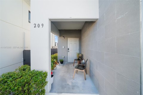 Casa en venta en Florida City, Florida, 5 dormitorios, 176.7 m2 № 2040827 - foto 3