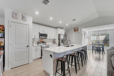 House in Vero Beach, Florida 3 bedrooms, 181.53 sq.m. № 2374770 - photo 5