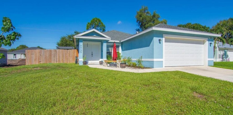 House in Vero Beach, Florida 3 bedrooms, 181.53 sq.m. № 2374770