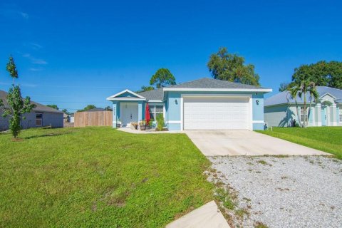 House in Vero Beach, Florida 3 bedrooms, 181.53 sq.m. № 2374770 - photo 2