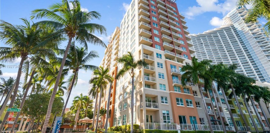 Кондоминиум с 2 спальнями в Майами, Флорида № 1988094