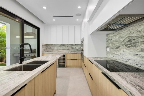 Купить виллу или дом в Майами, Флорида 4 спальни, 249.91м2, № 2049660 - фото 11