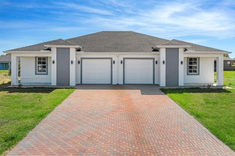 Commercial property in Lehigh Acres, Florida № 1711656 - photo 1