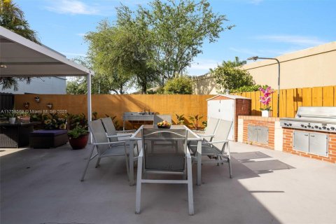 House in Miami, Florida 4 bedrooms, 162.76 sq.m. № 1874530 - photo 17