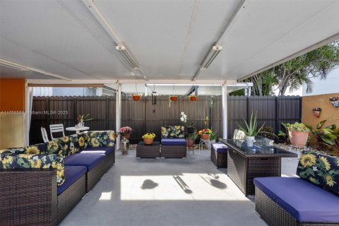 House in Miami, Florida 4 bedrooms, 162.76 sq.m. № 1874530 - photo 16