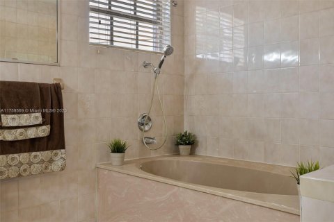 House in Miami, Florida 4 bedrooms, 162.76 sq.m. № 1874530 - photo 21