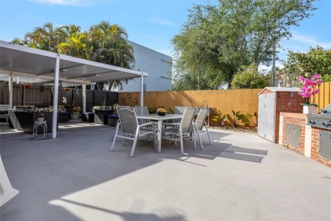 House in Miami, Florida 4 bedrooms, 162.76 sq.m. № 1874530 - photo 29