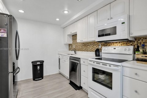 Condo in Hallandale Beach, Florida, 3 bedrooms № 2076741 - photo 7