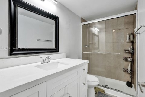 Condo in Hallandale Beach, Florida, 3 bedrooms № 2076741 - photo 19