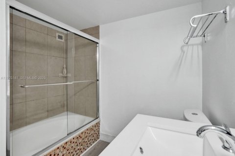 Condo in Hallandale Beach, Florida, 3 bedrooms № 2076741 - photo 18