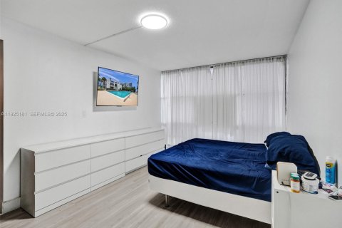 Condo in Hallandale Beach, Florida, 3 bedrooms № 2076741 - photo 15