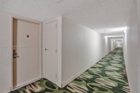 Condo in Hallandale Beach, Florida, 3 bedrooms № 2076741 - photo 23