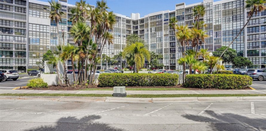 Condo in Hallandale Beach, Florida, 3 bedrooms № 2076741