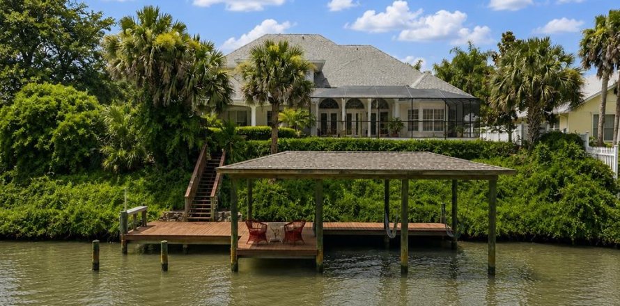 House in Edgewater, Florida 4 bedrooms, 355.82 sq.m. № 2140715