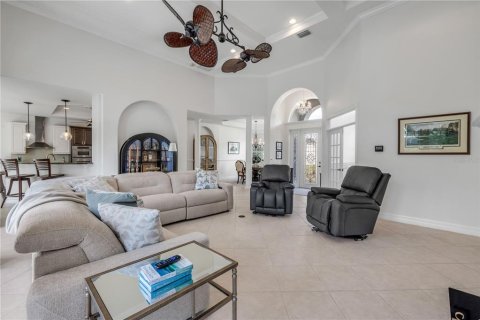 House in Edgewater, Florida 4 bedrooms, 355.82 sq.m. № 2140715 - photo 18