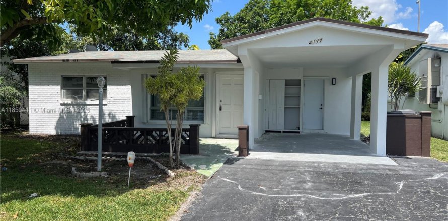 House in Lauderdale Lakes, Florida 2 bedrooms, 112.69 sq.m. № 1857137