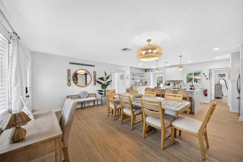 Купить виллу или дом в Брадентон-Бич, Флорида 8 комнат, 147.9м2, № 2308565 - фото 6