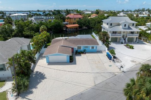 House in Bradenton Beach, Florida 3 bedrooms, 147.9 sq.m. № 2308565