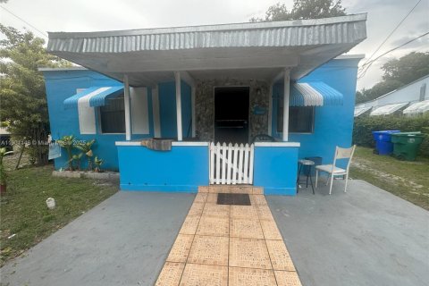 Casa en venta en Miami, Florida, 4 dormitorios, 143.07 m2 № 1951463 - foto 1