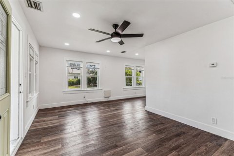 Immobilier commercial à vendre à Saint Petersburg, Floride: 4 chambres, 122.63 m2 № 1900696 - photo 12