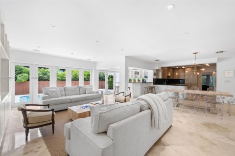 House in Bay Harbor Islands, Florida 4 bedrooms, 321.26 sq.m. № 1818060 - photo 6