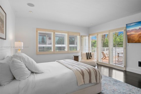 House in Bay Harbor Islands, Florida 4 bedrooms, 321.26 sq.m. № 1818060 - photo 19