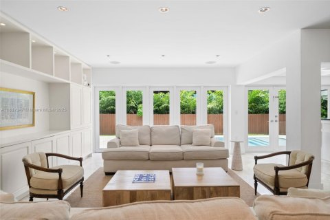 House in Bay Harbor Islands, Florida 4 bedrooms, 321.26 sq.m. № 1818060 - photo 5