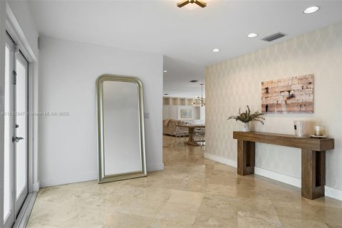 House in Bay Harbor Islands, Florida 4 bedrooms, 321.26 sq.m. № 1818060 - photo 4
