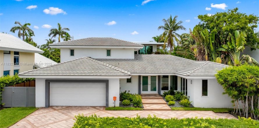 House in Bay Harbor Islands, Florida 4 bedrooms, 321.26 sq.m. № 1818060