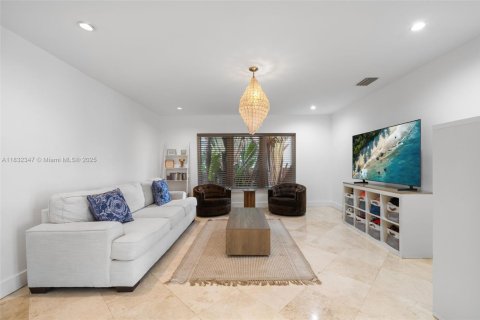 House in Bay Harbor Islands, Florida 4 bedrooms, 321.26 sq.m. № 1818060 - photo 16
