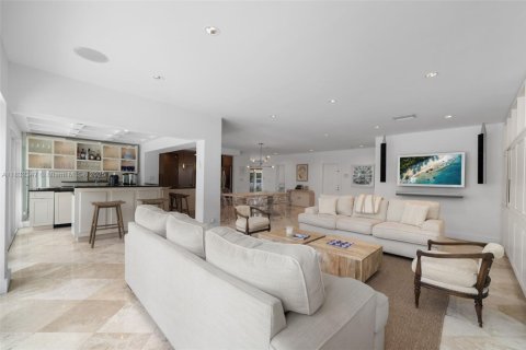 House in Bay Harbor Islands, Florida 4 bedrooms, 321.26 sq.m. № 1818060 - photo 7