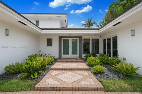 House in Bay Harbor Islands, Florida 4 bedrooms, 321.26 sq.m. № 1818060 - photo 2