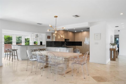 House in Bay Harbor Islands, Florida 4 bedrooms, 321.26 sq.m. № 1818060 - photo 9