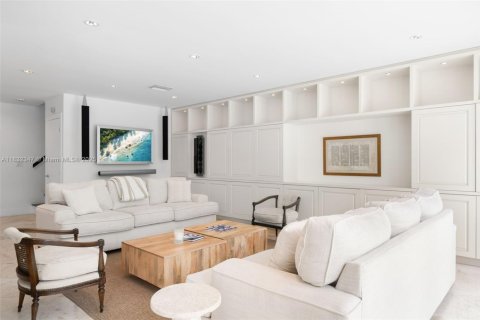 House in Bay Harbor Islands, Florida 4 bedrooms, 321.26 sq.m. № 1818060 - photo 8