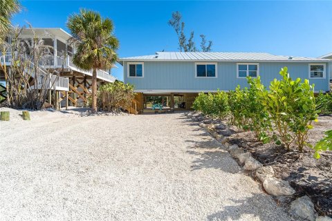 Duplex in Placida, Florida 2 bedrooms, 91.97 sq.m. № 1528162 - photo 1